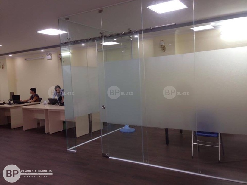 Lắp vách kính cường lực tại số 116 Vũ Trọng Phụng